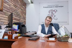 Как адвокаты установили фактические трудовые отношения доверителя и взыскали зарплату