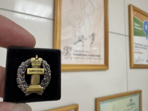 Суд на пристава
